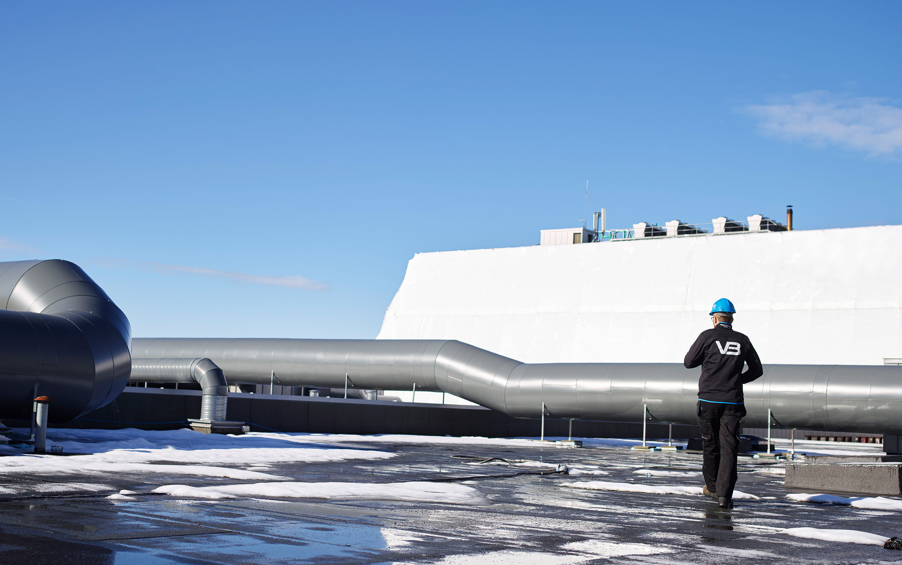 VB-rørlegger på taket til et næringsbygg